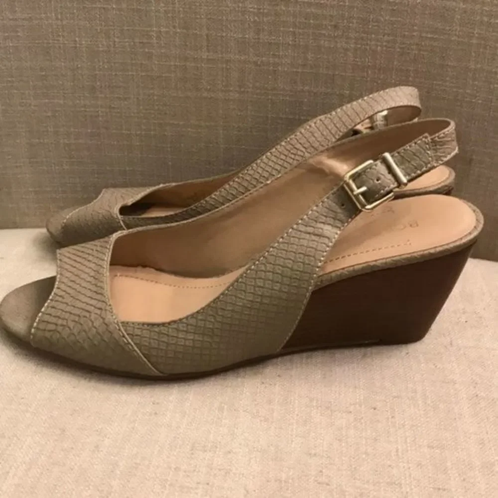 Euc BCBG Taupe Color Wedges